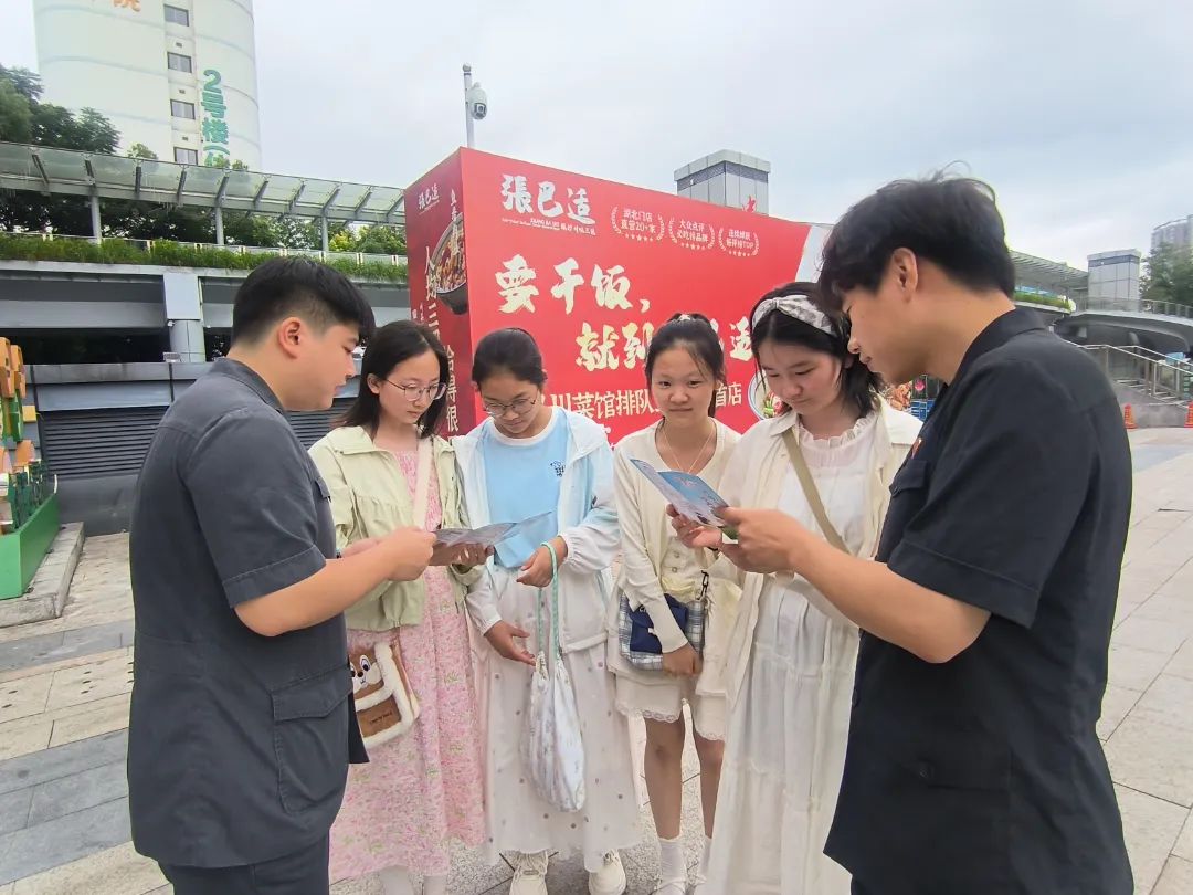6月24日上午，黄石港区人民法院干警向青少年群体普及禁毒知识
