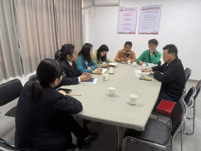 挹江法庭法官在案涉社区向社区工作人员及部分业主了解小区物业服务情况